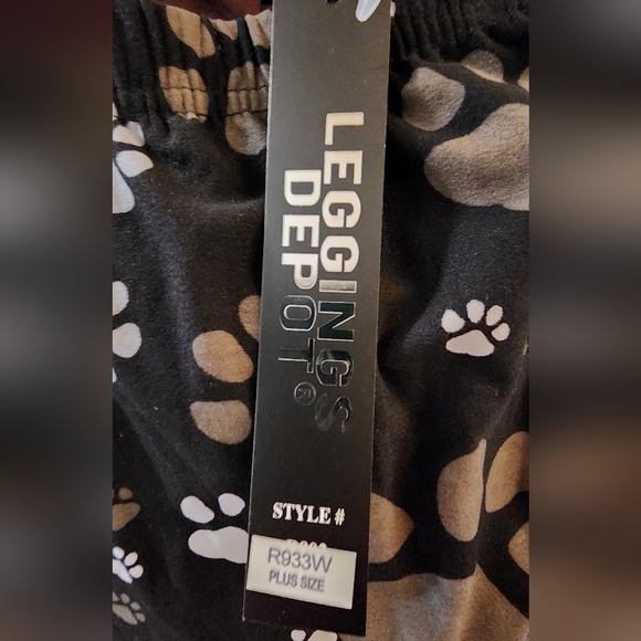 Leggings Depot - Plus Size - Black w/ Paw Print Pattern - Polyester/Spandex NWT - Picture 3 of 3